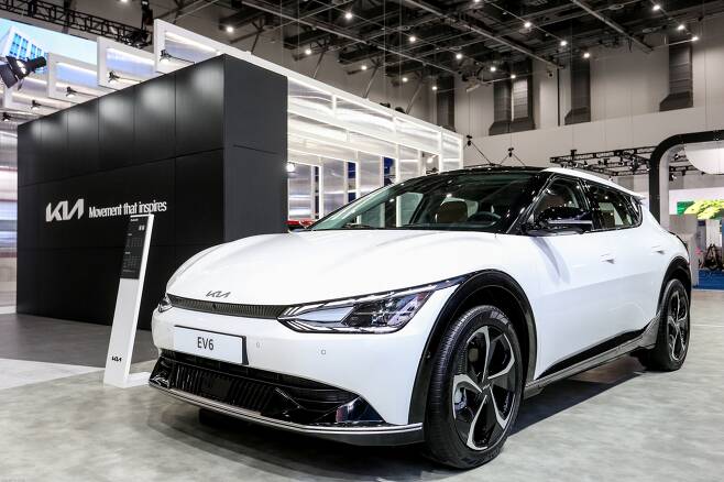 현대차·기아가 ‘대구 국제 미래자동차 엑스포 2021’ 참가한다. 사진은 대구 국제 미래자동차 엑스포 기아관에 전시된 EV6. /사진=기아
