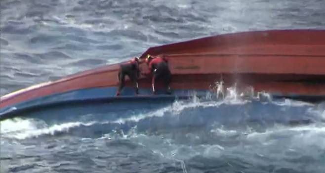 해경 구조대원이 21일 오전 독도 북동쪽 해상에서 전복된 어선 선체 위에 올라타 타격 시험을 하고 있다. [동해지방해양경찰청 제공]
