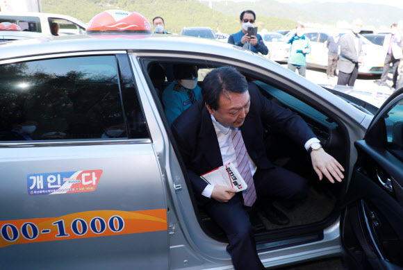국민의힘 윤석열 대선 경선 후보가 19일 부산 연제구 부산개인택시조합에 택시를 타고 도착하고 있다. 연합뉴스