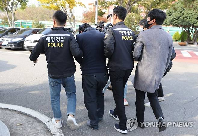 법원 나서는 요트업체 대표 (순천=연합뉴스) 형민우 기자 = 현장실습생에게 따개비 작업을 위해 잠수를 시켜 숨지게 한 혐의(업무상 과실치사)를 받는 요트 업체 대표 A씨가 21일 오후 전남 순천시 광주지법 순천지원에서 구속 전 피의자심문(영장실질심사)을 받은 뒤 해경에 이끌려 법원을 나서고 있다. 2021.10.21 minu21@yna.co.kr