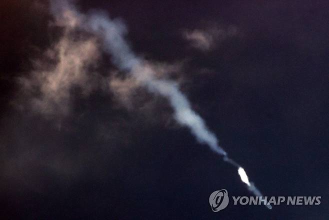 한국형 발사체, 다시 또 한 걸음씩 (고흥=연합뉴스) 홍해인 기자 = 순수 국내 기술로 설계·제작된 한국형 발사체 누리호(KSLV-II)가 21일 오후 전남 고흥군 봉래면 나로우주센터에서 발사돼 성층권으로 향하고 있다.
2010년 3월 개발사업이 시작된 누리호는 1.5t급 실용위성을 지구 저궤도(600∼800km)에 투입하기 위해 제작됐다. 이날 발사에서 과학기술정보통신부(과기정통부)와 한국항공우주연구원(항우연)은 누리호의 3단에 1.5t 모사체 위성(더미 위성)을 탑재했다. 2021.10.21 hihong@yna.co.kr