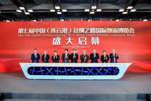 사진: 중국 동부 장쑤성의 항구 도시 롄윈강에서 열린 제7회 중국(롄윈강) 실크로드 국제물류박람회 (PRNewsfoto/Xinhua Silk Road)