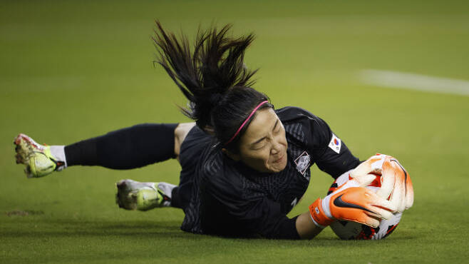 미국의 슈팅을 막아내는 한국 여자축구 대표팀 골키퍼 윤영글. 사진=AP PHOTO