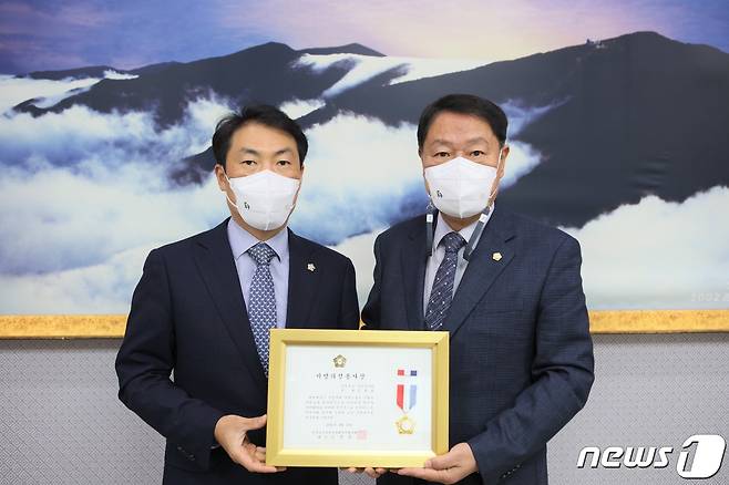 단양군의회 김광표 의원(사진 왼쪽) 지방의정봉사상을 수상했다.(단양군의회 제공)© 뉴스1
