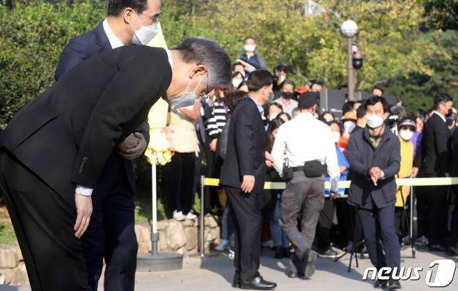 이재명 더불어민주당 대선 후보가 22일 오후 경남 김해시 봉하마을 故노무현 전 대통령 묘역을 찾아 지지자들를 향해 인사를 하고 있다. 2021.10.22/뉴스1 © News1 여주연 기자