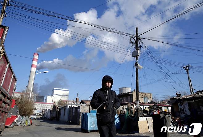 중국 헤이룽장성 하얼빈에 위치한 석탄 화력 발전소 인근. <사진은 기사와 관계 없음.> © 로이터=뉴스1 © News1 박형기 기자