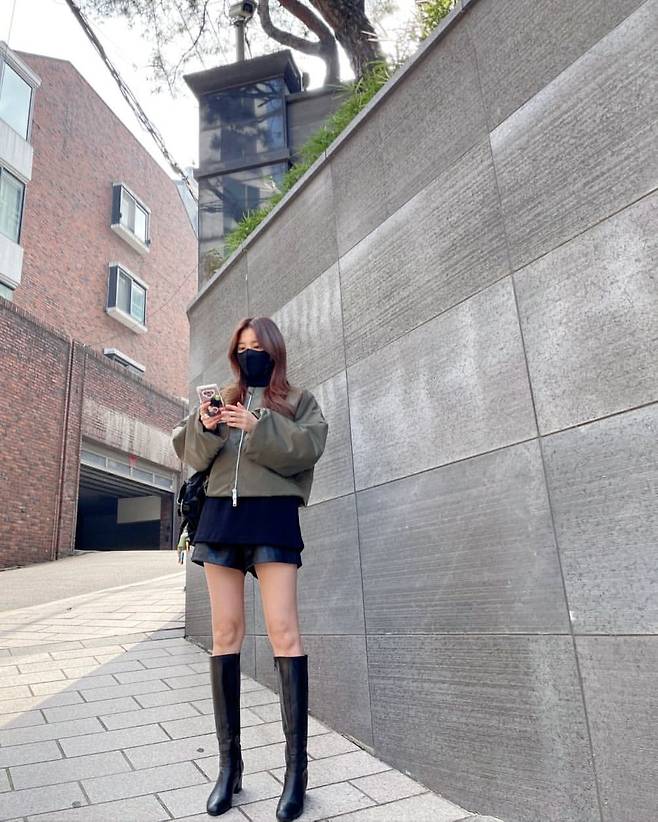 Actor Si-a Jeong has boasted a photo taken by her 10-year-old daughter.Si-a Jin posted a picture on his 22nd day with an article entitled Yesterday Princess Seowoo took such a long picture.In the photo, Si-a Jin showed off her long legs in short pants and long boots.Si-a Jin, who showed off his model-like appearance, also had a pictorial atmosphere in everyday photos taken on the streets.Meanwhile, Si-a Jing married Actor Do-bin Baek in 2009 and has one male and one female.