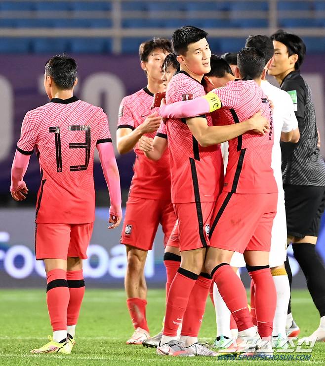 한국과 시리아의 2022 카타르월드컵 최종예선 3차전 경기가 7일 안산 와스타디움에서 열렸다. 한국이 2-1로 승리했다. 경기 종료 후 기쁨을 나누는 대표팀 선수들의 모습. 안산=허상욱 기자 wook@sportschosun.com/2021.10.07/