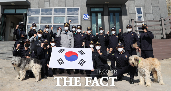 경북경찰이 독도에서 경찰의날 기념행사를 마치고 기념촬영을 하면서 오른손을 들어보이고 있다/경북경찰청 제공