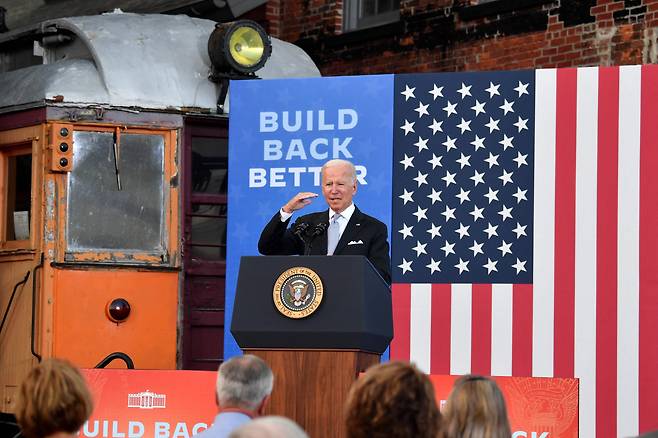조 바이든 미국 대통령이 20일(현지 시각) 펜실베이니아주 스크랜턴의 전차박물관을 둘러본 뒤 인프라·사회복지 투자 구상안인 '더 나은 재건'(Build Back Better)의 필요성을 강조하는 연설을 하고 있다. /AFP, 연합뉴스