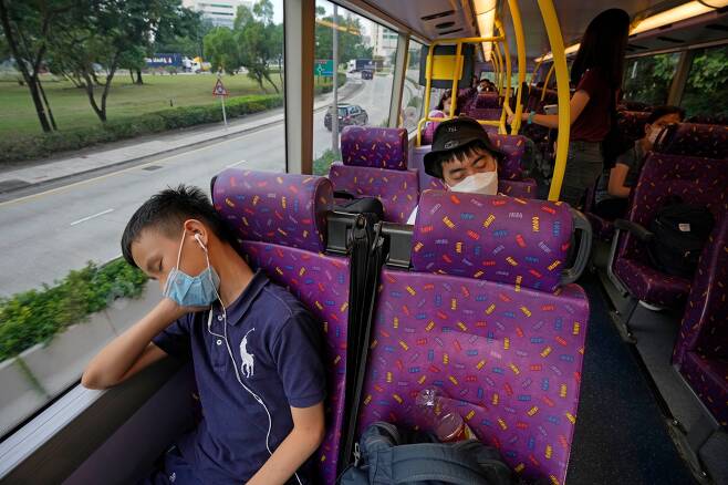 홍콩 수면버스에서 자는 승객 /AP연합뉴스