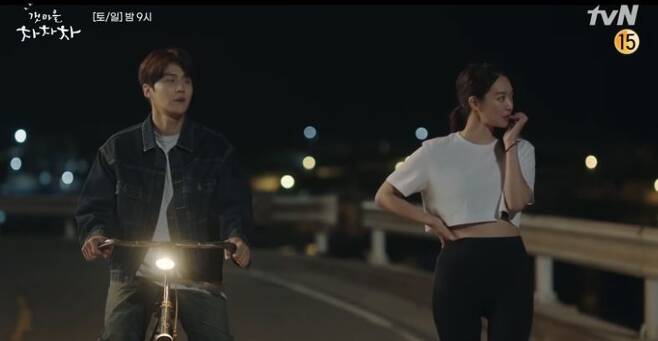tvN 드라마 '갯마을 차차차'에서 김선호(왼쪽)이 레깅스를 입은 신민아를 설득하는 장면  /tvN