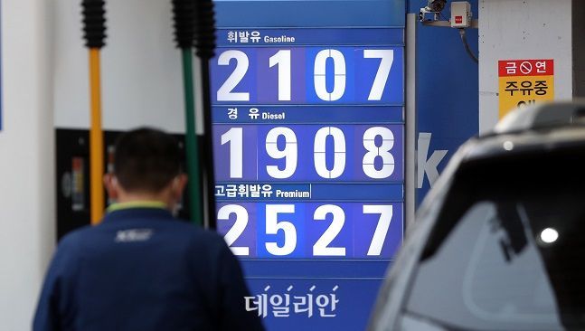 전국 휘발유 평균 가격이 7년 만에 1700원을 넘어섰다. 지난19일 오전 서울 시내 한 주유소 가격 안내판에는 휘발유 가격이 2107원을 나타내고 있다. ⓒ뉴시스