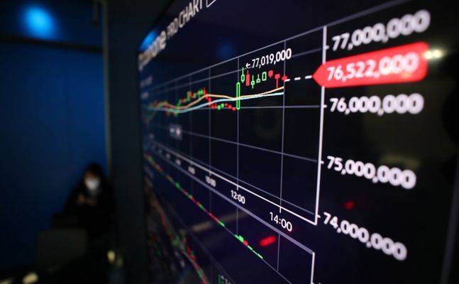 비트코인 선물 ETF의 뉴욕증권거래소 상장을 앞둔 지난 19일 오후 서울 용산구 코인원 고객센터 전광판에 비트코인을 비롯한 암호화폐 시세가 나타나고 있다.ⓒ뉴시스