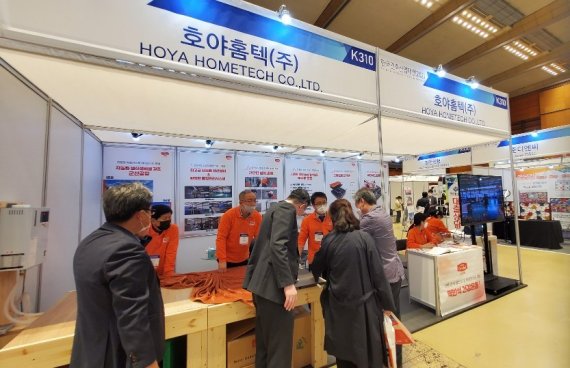 20일부터 23일까지 서울 삼성동 코엑스에서 열린 ‘2021 한국건축산업대전’에서 호야홈텍 부스에 방문객들이 제품을 살펴보고 있다. 호야홈텍 제공.