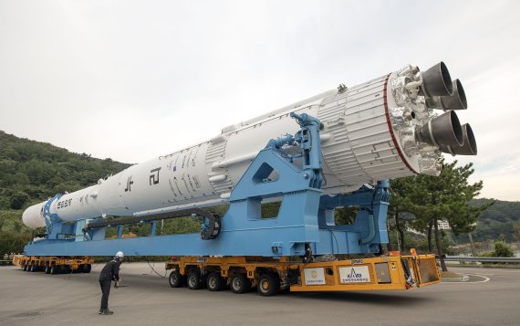 한국형 우주발사체 '누리호'가 지난 20일 발사체종합조립동을 나와 발사대로 이동하고 있다. 누리호의 1단 로켓은 75톤 액체엔진을 4개 묶어 만들어졌다. 한국항공우주연구원 제공