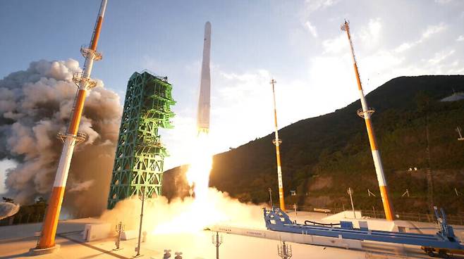The homegrown South Korean Nuri rocket lifts off from the second launch pad of the Naro Space Center in Goheung, South Jeolla Province on Thursday evening. (provided by the Korea Aerospace Research Institute)