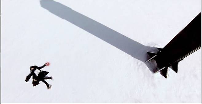 <화이트 크리스마스>의 명장면. 김용수 피디는 “시지 작업에 열중하느라 발자국마저 없애버린 걸 뒤늦게 알았다”며 웃었다.