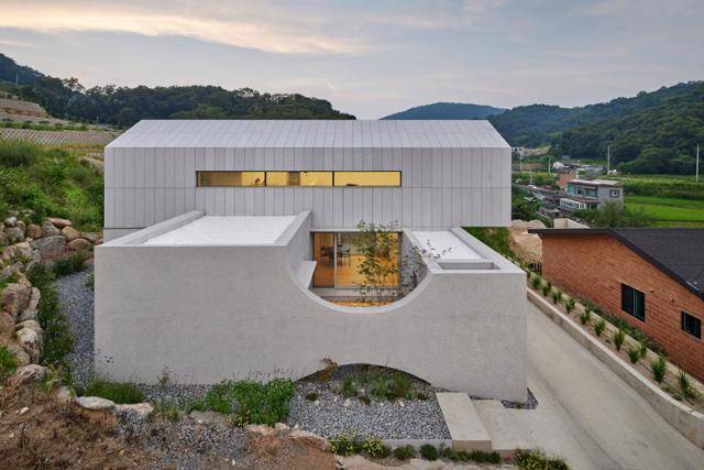 '흔연재'는 경기 양평의 작은 마을 안에 자리한다. 건축주는 여러 번의 주택 살이를 거치며 외딴 장소보다는 주변에 사람이 모여 있는 곳이 살기에 적합하다는 결론을 내렸다. 노경 건축사진작가 제공