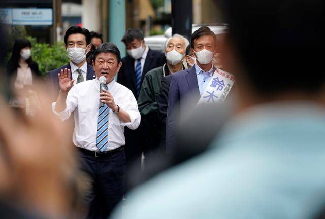 모테기 도시미쓰 일본 외무장관(자민당 의원)이 21일 도쿄에서 응원 유세를 벌이고 있다. 자민당은 야당과 접전을 벌이는 지역에 인지도가 높은 다선 의원을 응원군으로 적극 투입하고 있다. 도쿄=EPA 연합뉴스