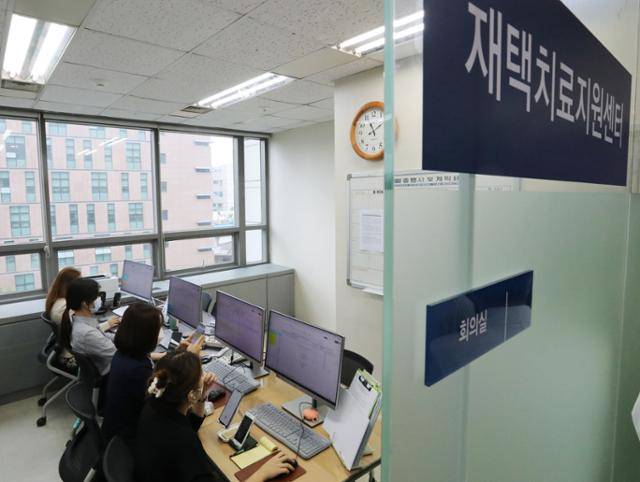 8일 서울 종로구 서울대학교병원에 마련된 서울시·서울대학교병원 재택치료지원센터에서 상황실 직원들이 재택치료 중인 환자를 모니터링하고 있다. 뉴시스