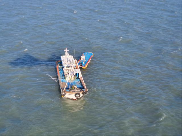 22일 오후 전남 여수시 여자도의 한 양식장에서 관리선이 표류하고 있다. 이 관리선에 승선해 작업 중이던 작업자 2명이 해상에 추락해 실종, 해경이 수색하고 있다. 여수해양경찰서 제공