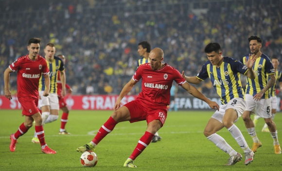 페네르바체 수비수 김민재(오른쪽)가 22일(한국시간) 터키 이스탄불에서 열린 2021-2022시즌 UEFA 유로파리그 조별리그 D조 3차전 로열 앤트워프와 경기에서 상대 공격수를 저지하고 있다. [사진=뉴시스]