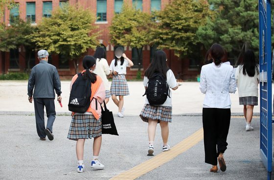 지난달 서울 시내 한 중학교에 학생들이 등교하는 모습. 뉴스1