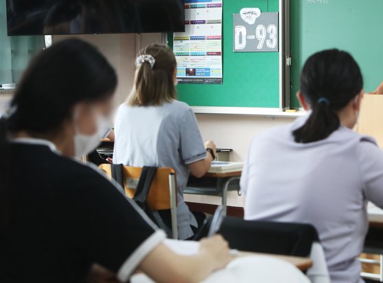 지난 8월 경기도 용인의 한 고등학교 교실에서 학생들이 수업 준비를 하고 있다. 연합뉴스