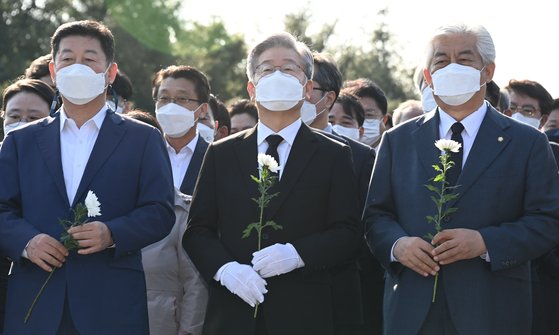 더불어민주당 대선 후보인 이재명 경기지사가 22일 오후 경남 김해시 진영읍 봉하마을 노무현 전 대통령 묘역을 참배하고 있다. 송봉근 기자