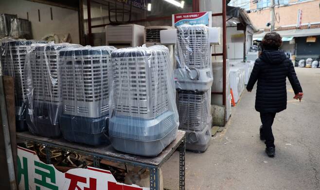 최근 갑자기 떨어진 기온으로 쌀쌀한 날씨를 보이는 22일 서울 중구 황학동 벼룩시장의 한 매장 앞에 난로가 진열돼 있다. 연합뉴스