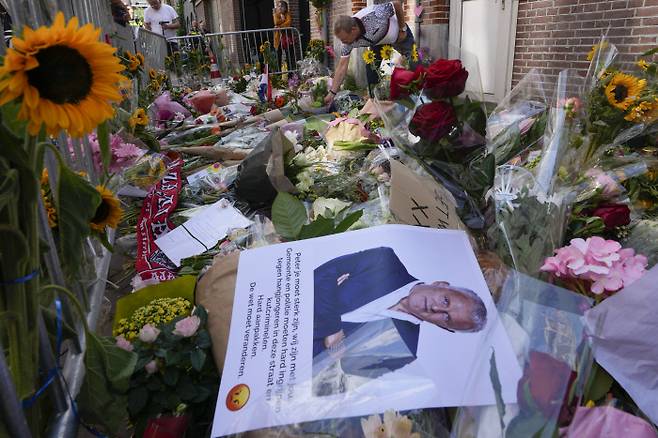 지난 7월 탐사 전문기자 페테르 R. 더 프리스가 총격을 당한 암스테르담 거리에 그를 기리는꽃다발이 거리에 놓여 있다. 프 암스테르담|AP연합뉴스