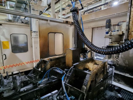 한국지엠 보령공장 가공부 노동자 A씨(48)가 점검하다 숨진 장비 운반용 유압 기계. 금속노조 제공