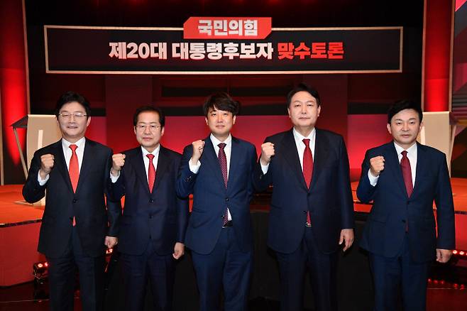 국민의힘 대선주자들과 이준석 국민의힘 대표가 22일 서울 상암동 YTN뉴스퀘어에서 열린 2차 맞수토론에 앞서 포즈를 취하고 있다. (왼쪽부터) 유승민 전 의원, 홍준표 전 의원, 이준석 대표, 윤석열 전 검찰총장, 원희룡 전 제주지사. 연합뉴스