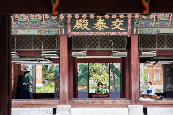 실감형 ASMR 프로그램 ‘왕비가 듣는 풍경’의 한 장면. 한국문화재재단 제공