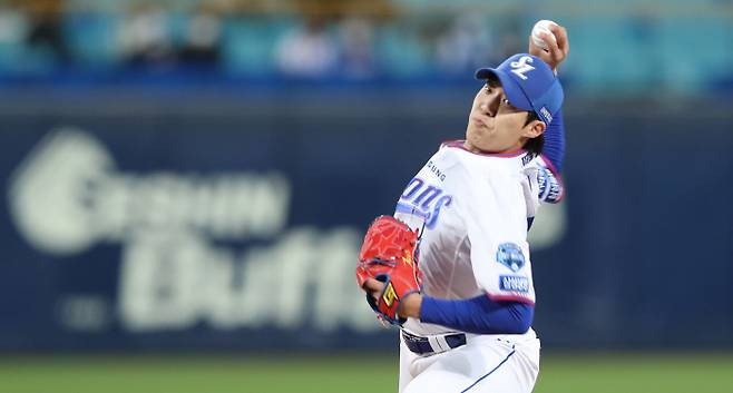삼성 원태인이 22일 대구 라이온즈파크에서 열린 KT전에 선발 등판해 역투하고 있다. 연합뉴스