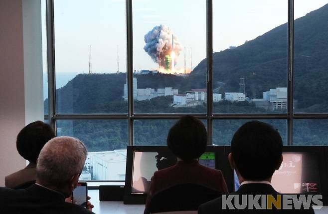 국내 독자 기술로 설계ㆍ제작된 한국형발사체 누리호(KSLV-Ⅱ)가 21일 오후 전남 고흥군 봉래면 나로우주센터에서 화염을 내뿜으며 힘차게 날아오르고 있다.