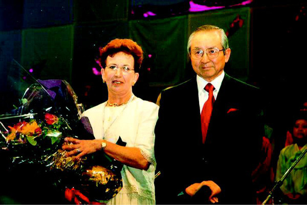 트루디(왼쪽) 사모가 2000년 1월 호주 멜버른에서 열린 제18차 세계침례교연맹 총회에서 총회장으로 당선된 남편 김장환 목사와 함께 기념촬영을 했다.