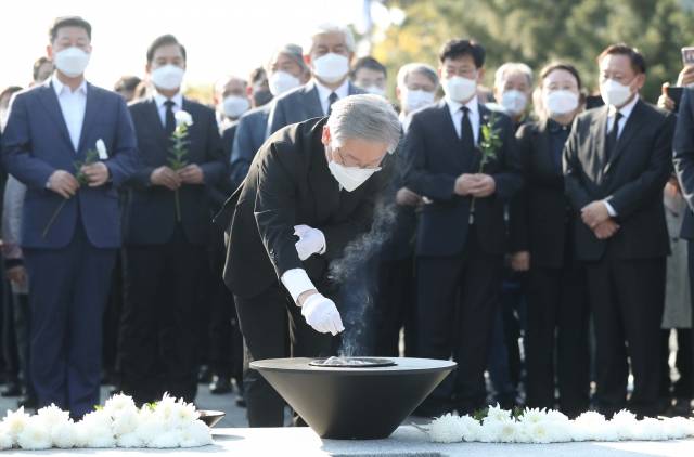 이재명 더불어민주당 대선 후보가 22일 오후 경남 김해시 진영읍 봉하마을 노무현 전 대통령 묘역을 참배하고 있다. 연합뉴스