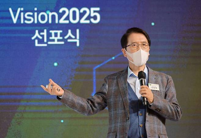 신창재 교보생명 회장이 4월28일 서울 광화문 교보생명 본사에서 열린 '비전(Vision)2025 선포식'에서 교보생명의 향후 비전에 대해 설명하고 있다. /사진제공=교보생명
