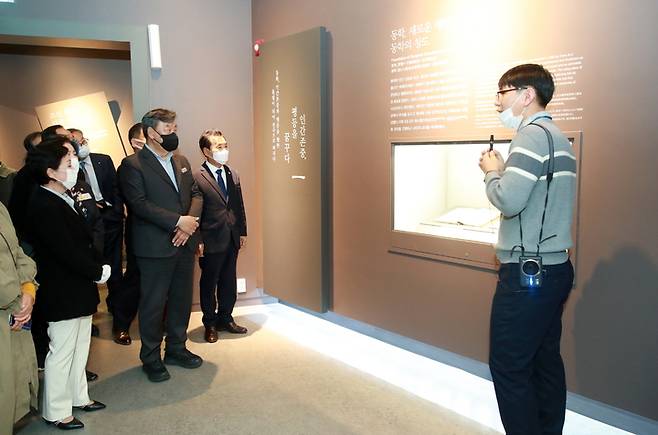 태안군 동학농민혁명기념관을 둘러보는 가세로 군수.(사진=태안군청 제공) *재판매 및 DB 금지