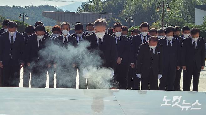 이재명 더불어민주당 대선후보가 22일 광주 북구 국립 5·18 민주묘지를 찾아 참배했다. 김한영 기자