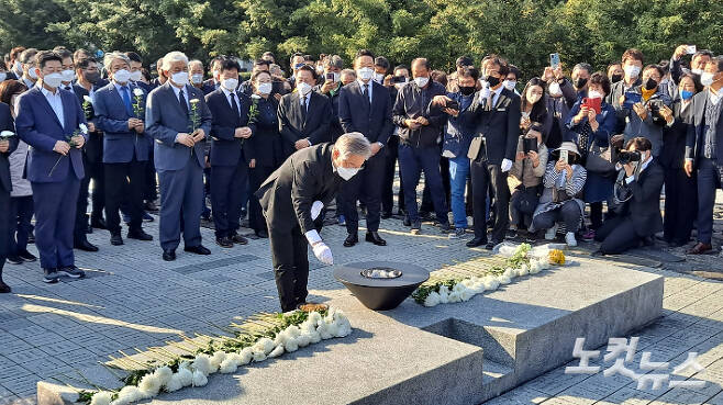 더불어민주당 이재명 대선후보가 22일 김해 봉하마을 노무현 대통령 묘역을 참배하고 있다. 송봉준 기자