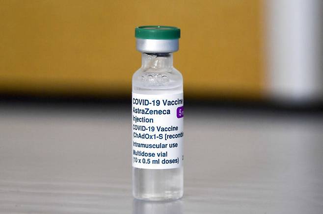 지난 3월21일 영국 루턴의 코로나19 백신 클리닉이 개설된 한 시크 사원에 아스트라제네카의 코로나19 백신 병이 놓여 있다. 루턴(영국)=AP/뉴시스