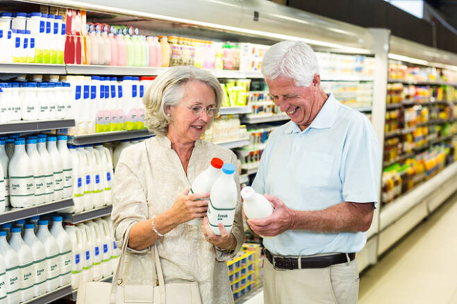 노인들이 우유 등 유제품을 많이 먹으면 골절-낙상 위험이 줄어든다. 게티이미지뱅크