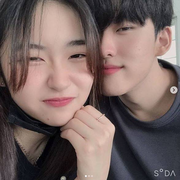 고등학생 부부 유튜버 ‘현쥐팥쥐’가 신종코로나바이러스 감염증(코로나19) 확진 판정을 받았다는 소식을 전했다. 유튜브 ‘현쥐팥쥐’ 캡처