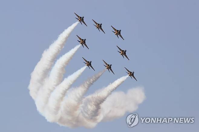 ADEX 2021 축하하는 블랙이글스 공연 (성남=연합뉴스) 김도훈 기자 = 18일 '서울 국제항공우주 및 방위산업 전시회 2021'(서울 ADEX) 프레스데이 행사가 열린 경기도 성남 서울공항 위로 공군 특수비행팀인 블랙이글스가 비행하고 있다.
이번 전시회에는 역대 최대규모인 28개국에서 440개 업체가 참가했으며 19∼22일은 산·학·연·군 등 관련 분야 종사자 등이, 23일에는 일반인들이 입장할 수 있다. 2021.10.18 superdoo82@yna.co.kr