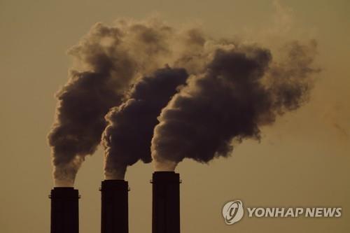 석탄 발전소 굴뚝에서 나오는 연기 [AP 연합뉴스 자료사진. 재판매 및 DB 금지]