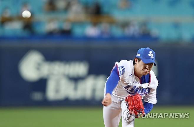 삼성 원태인 '역투' (대구=연합뉴스) 김현태 기자 = 22일 오후 대구 삼성라이온즈파크에서 열린 프로야구 '2021 프로야구 신한은행 SOL KBO리그' kt wiz와 삼성 라이온즈의 경기. 1회 초 삼성 선발투수 원태인이 역투하고 있다. 2021.10.22 mtkht@yna.co.kr