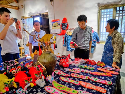 The Intangible Cultural Heritage Training Center in Lizhuang is a popular attraction, and it provides a platform for villagers' handicrafts to be displayed, and a place where they can demonstrate their artisan skills.